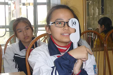 Tổ chức HKI-Việt Nam tổ chức khám mắt cho các em mắc tật khúc xạ sau khi cấp, phát kính.
