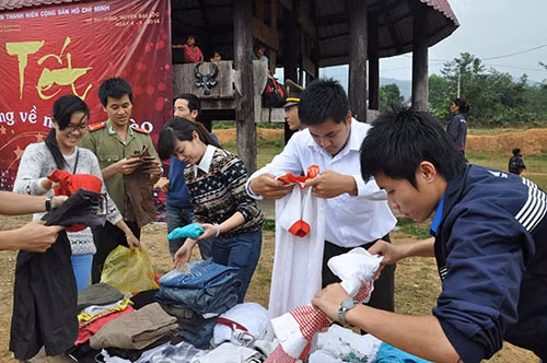 Các đoàn viên, thanh niên tập kết quần áo để tặng đồng bào dân tộc thiểu số ở làng Yều.