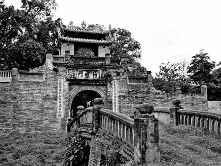 Cổng làng Ước Lễ, đặc trưng của đồng bằng Bắc Bộ. Ảnh: Quách Đông Phương.