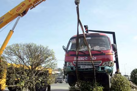 Sau khi gây tai nạn liên hoàn, chiếc xe khách bị hư hỏng nặng.