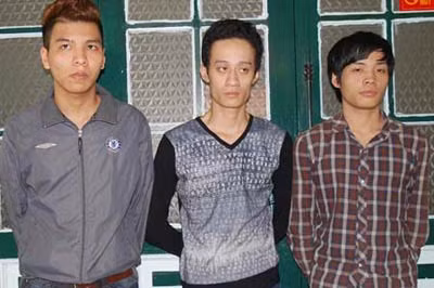 Xuyên, Thành và Sơn tại trụ sở Công an.