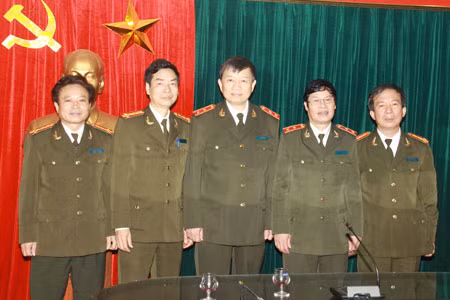 Trung tướng Tô Lâm, Ủy viên TW Đảng, Thứ trưởng Bộ Công an với Ban Biên tập Báo Công an nhân dân. Ảnh: Công Gôn.