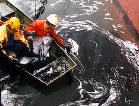 Đội dịch vụ cảng PTSC (Quảng Ngãi) đang nỗ lực thu gom dầu tràn.
