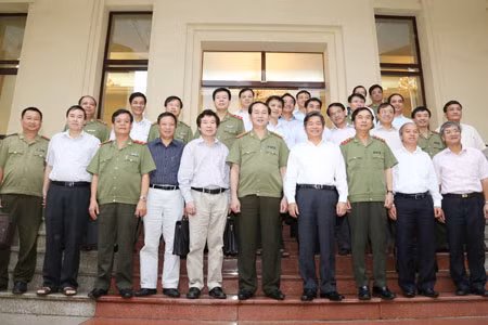Bộ trưởng Bộ Công an Trần Đại Quang; Bộ trưởng Bộ Kế hoạch và Đầu tư Bùi Quang Vinh cùng các đại biểu tham dự Hội nghị. Ảnh: Hiếu Quỳnh.