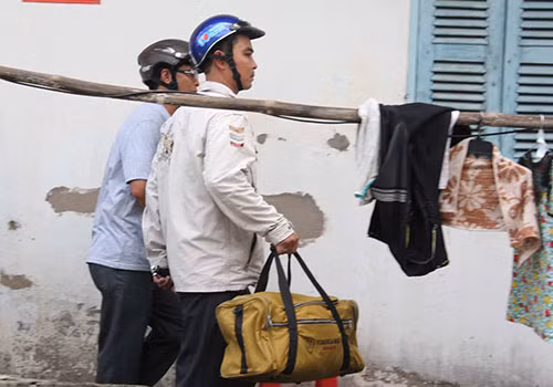 Căn phòng trọ nơi Tuấn tử thủ bên trong. Rất nhiều người dân hiếu kỳ theo dõi vụ việc. Theo yêu cầu của Tuấn, người nhà đã đem quần áo của C. đến. Mẹ Tuấn và chị gái ra sức thuyết phục nhưng không thành công. Tuấn hé mở cửa sổ nhìn ra ngoài… …và trở vào bên trong ôm bình gas châm lửa tử thủ. CSCĐ được huy động đến hiện trường. Họp bàn chiến thuật tiếp cận và khống chế Tuấn để không gây hại cho C.. Khống chế Tuấn thành công. C. cũng được đưa ra sau đó. Hai người được đưa về trụ sở làm rõ. Cuộc giải cứu kết thúc.
