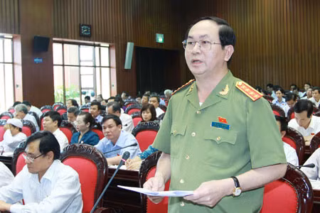 Đại tướng Trần Đại Quang, Bộ trưởng Bộ Công an giải đáp các câu hỏi của đại biểu Quốc hội. Ảnh: Doãn Tấn.