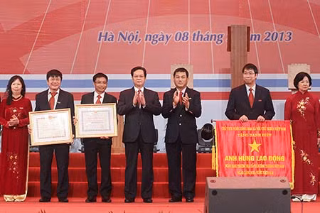 Thủ tuớng Nguyễn Tấn Dũng trao danh hiệu Anh hùng Lao động và Huân chuơng Độc lập hạng nhất cho Ngân hàng Thương mại cổ phần Công thương Việt Nam. Ảnh: TTXVN.