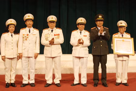 Thượng tướng Đặng Văn Hiếu, Ủy viên TW Đảng, Thứ trưởng Thường trực Bộ Công an trao Bằng Huân chương Bảo vệ Tổ quốc hạng Ba tặng CLB Sĩ quan hưu trí - Bộ Công an. Ảnh: Việt Hưng.