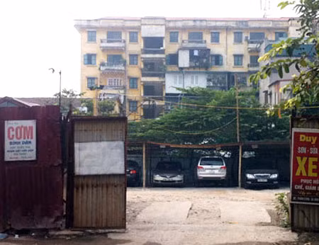 Sau khi người dân di dời, chung cư C1 Thành Công vẫn chỉ là bãi đất để nhận trông xe.