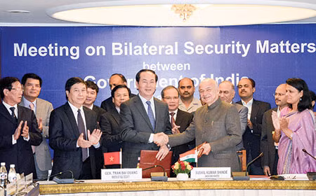 Bộ trưởng Trần Đại Quang và Bộ trưởng Sushilkumar Shinde ký Hiệp định về chuyển giao người bị kết án phạt tù giữa CHXHCN Việt Nam và Cộng hòa Ấn Độ. Ảnh: Trí Trung.