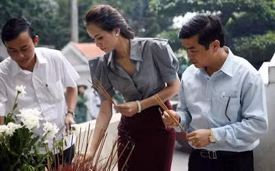 Hoa hậu Diễm Hương thăm Khu Di tích lịch sử Ngã Ba Đồng Lộc.