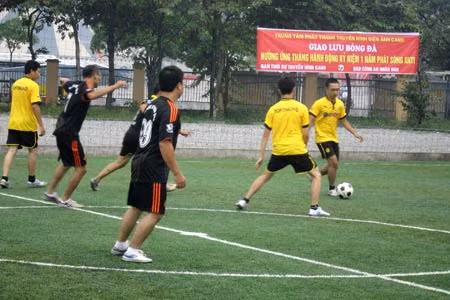 Hai đội bắt tay giao hữu. Những pha bóng gay cấn.