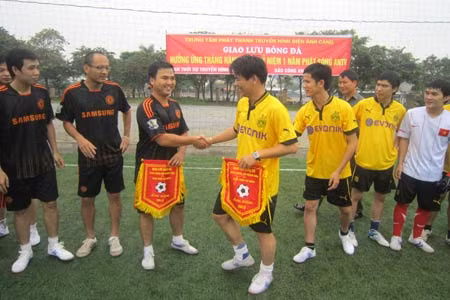 Hai đội bắt tay giao hữu. Những pha bóng gay cấn.