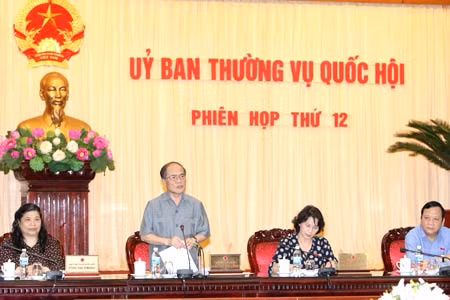 Chủ tịch Quốc hội Nguyễn Sinh Hùng phát biểu tại phiên họp. Ảnh: TTXVN.