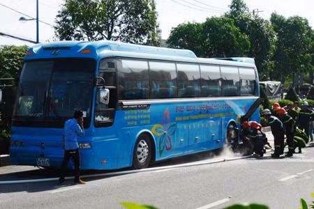 Lực lượng chữa cháy đang triển khai công tác chữa cháy.