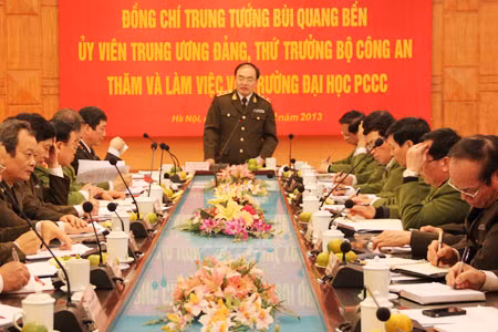 Trung tướng Bùi Quang Bền, Ủy viên TW Đảng, Thứ trưởng Bộ Công an phát biểu chỉ đạo tại buổi làm việc.