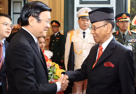 Chủ tịch nước Trương Tấn Sang đón Quốc vương Malaysia Abdul Halim Muadzam Shah. Ảnh: TTXVN.