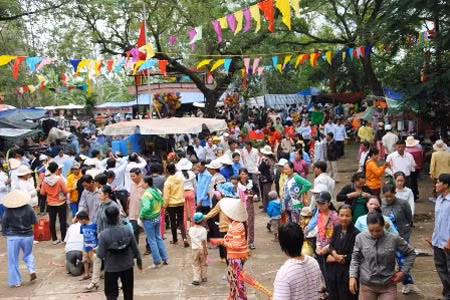 Người dân đến tham quan, dâng hương nhân dịp lễ giỗ 2 vị anh hùng dân tộc Thiên hộ Võ Duy Dương và Đốc binh Nguyễn Tấn Kiều.