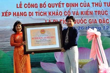 Bà Trần Thị Thái – Phó Chủ tịch UBND tỉnh Đồng Tháp đón nhận quyết định công bố KDT Gò Tháp là di tích Quốc gia đặc biệt.