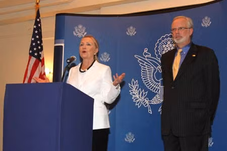 Ngoại trưởng Hillary Clinton và Thứ trưởng Ngoại giao Hoa Kỳ phụ trách Môi trường, Năng lượng và Phát triển Kinh tế Robert Hormats.