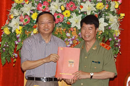 Đồng chí Tô Huy Rứa trao Quyết định của Bộ Chính trị cho đồng chí Bùi Văn Nam về việc điều động, phân công đồng chí Bùi Văn Nam giữ chức vụ Thứ trưởng Bộ Công an.