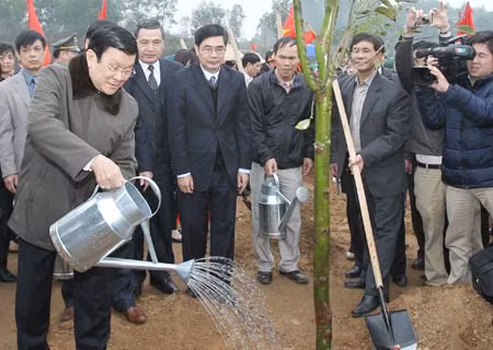 Chủ tịch nước Trương Tấn Sang tham gia Tết trồng cây tại xã Phồn Xương, huyện Yên Thế, tỉnh Bắc Giang. Ảnh: TTXVN.