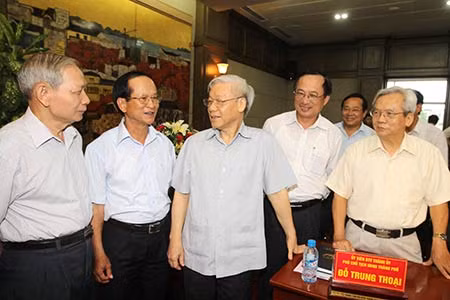 Tổng Bí thư Nguyễn Phú Trọng với lãnh đạo và cán bộ thành phố Hải Phòng. Ảnh: TTXVN.