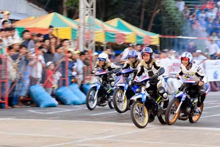 Hình ảnh đua môtô 125cc tranh cúp các CLB mạnh toàn quốc mang tên Vietnam Motor Cub Prix.