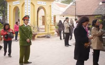 Lực lượng CAP Yên Phụ đảm bảo ANTT tại chùa Trấn Quốc.
