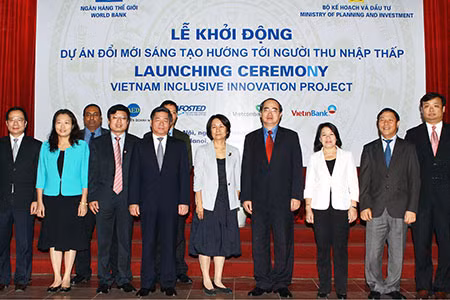 Đồng chí Nguyễn Thiện Nhân và bà Keiko Sato, đại diện Ngân hàng Thế giới (WB) với các đại biểu tại Lễ khởi động. Ảnh: TTXVN.