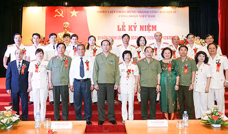 Đại tướng Trần Đại Quang, Ủy viên Bộ Chính trị, Bộ trưởng Bộ Công an; đồng chí Đặng Ngọc Tùng, Chủ tịch Tổng Liên đoàn Lao động Việt Nam cùng các đại biểu dự buổi lễ. Ảnh: Trần Xuân.