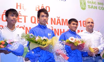 Ông Joseph tặng hoa cho 3 cầu thủ xuất sắc nhất 2010 của Football Dream.