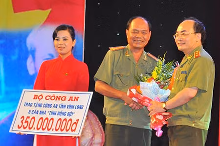 Trung tướng Bùi Quang Bền, Ủy viên TW Đảng, Thứ trưởng Bộ Công an trao tiền của Bộ Công an cho Công an Vĩnh Long xây nhà nghĩa tình đồng đội.