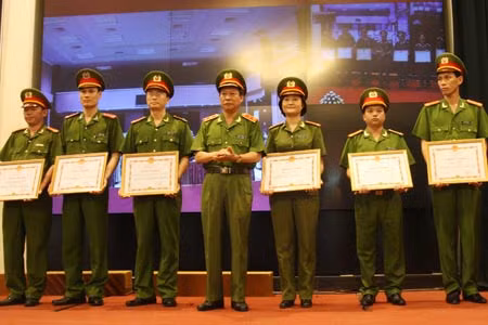Trung tướng Lê Quý Vương, Ủy viên Trung ương Đảng, Thứ trưởng Bộ Công an trao Bằng khen cho các tập thể có thành tích xuất sắc. Ảnh: Việt Hưng.