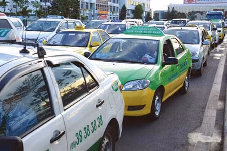 Bộ Giao thông vận tải bác thông tin cho rằng sẽ bắt buộc taxi trên cả nước sơn cùng màu. Ảnh minh họa.