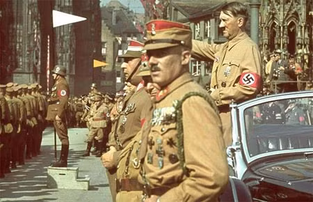 Hitler giơ tay chào quân đội Đức trong cuộc duyệt binh vào ngày 1/9/1938. "Điều tiên quyết dẫn đến thành công là sự áp dụng không ngừng và liên tục bạo lực", Hitler từng nói. Thủ tướng Anh Neville Chamberlain (hàng đầu, thứ 2 bên tay phải) duyệt đội quân danh dự của phát xít Đức trước khi đến gặp Adolf Hitler vào ngày 28/9/1938. Hitler phát biểu tại Munich, Đức, ngày 8/11/1938, trong lễ kỷ niệm lần thứ 15 sự kiện Beer Hall Putsch, trong đó Hitler và các thành viên đảng Quốc xã đã tìm cách lật đổ chính quyền Đức nhưng không thành. Hitler tham quan cuộc triển lãm Ôtô quốc tế tại Berlin, ngày 17/2/1939. Julius Schaub, trợ thủ thân tín của Hitler, quan sát những người xung quanh tại một bữa tiệc vào ngày 25/2/1939. Hitler tham dự cuộc hạ thủy tàu chiến Tirpitz ngày 1/4/1939. Hitler và các quan chức đảng Quốc xã tham dự bữa tiệc Giáng sinh năm 1941, lúc đỉnh điểm của Chiến tranh thế giới lần thứ 2. Hitler trò chuyện với các cô gái trẻ trên chiếc tàu Robert Ley của Đức trong ngày khởi hành đầu tiên của con tàu, hôm 1/4/1939. Tên tàu được lấy từ một thủ lĩnh cấp cao trong quân đội phát xít. Phòng khám bệnh trên tàu Robert Ley - một trong những tàu đầu tiên được chế tạo phục vụ riêng mục đích du ngoạn cho quân đội Đức. Bể bơi trong nhà trên con tàu "Strength Through Joy" - một phần trong chương trình hoạt động giải trí của quân đội phát xit.