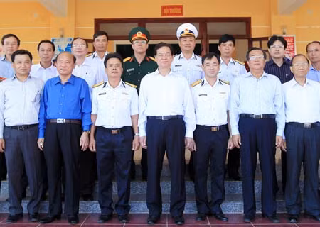 Thủ tướng Nguyễn Tấn Dũng với cán bộ , chiến sỹ Đoàn Tên lửa 681 Hải quân. Ảnh: TTXVN.