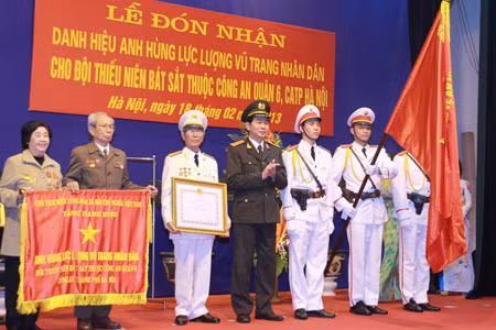 Đại tướng Trần Đại Quang, Ủy viên Bộ Chính trị, Bộ trưởng Bộ Công an trao Bằng danh hiệu Anh hùng lực lượng vũ trang nhân dân cho Đội Quân báo Thiếu niên Bát Sắt.