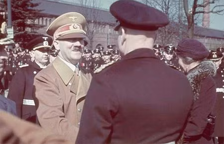 Hitler giơ tay chào quân đội Đức trong cuộc duyệt binh vào ngày 1/9/1938. "Điều tiên quyết dẫn đến thành công là sự áp dụng không ngừng và liên tục bạo lực", Hitler từng nói. Thủ tướng Anh Neville Chamberlain (hàng đầu, thứ 2 bên tay phải) duyệt đội quân danh dự của phát xít Đức trước khi đến gặp Adolf Hitler vào ngày 28/9/1938. Hitler phát biểu tại Munich, Đức, ngày 8/11/1938, trong lễ kỷ niệm lần thứ 15 sự kiện Beer Hall Putsch, trong đó Hitler và các thành viên đảng Quốc xã đã tìm cách lật đổ chính quyền Đức nhưng không thành. Hitler tham quan cuộc triển lãm Ôtô quốc tế tại Berlin, ngày 17/2/1939. Julius Schaub, trợ thủ thân tín của Hitler, quan sát những người xung quanh tại một bữa tiệc vào ngày 25/2/1939. Hitler tham dự cuộc hạ thủy tàu chiến Tirpitz ngày 1/4/1939. Hitler và các quan chức đảng Quốc xã tham dự bữa tiệc Giáng sinh năm 1941, lúc đỉnh điểm của Chiến tranh thế giới lần thứ 2. Hitler trò chuyện với các cô gái trẻ trên chiếc tàu Robert Ley của Đức trong ngày khởi hành đầu tiên của con tàu, hôm 1/4/1939. Tên tàu được lấy từ một thủ lĩnh cấp cao trong quân đội phát xít. Phòng khám bệnh trên tàu Robert Ley - một trong những tàu đầu tiên được chế tạo phục vụ riêng mục đích du ngoạn cho quân đội Đức. Bể bơi trong nhà trên con tàu "Strength Through Joy" - một phần trong chương trình hoạt động giải trí của quân đội phát xit.