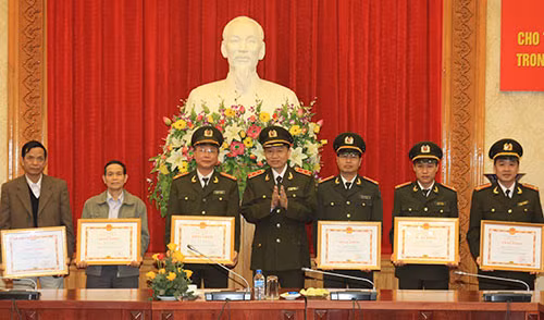 Trung tướng Tô Lâm, Ủy viên Trung ương Đảng, Thứ trưởng Bộ Công an, trao bằng khen tặng các tập thể, cá nhân có thành tích xuất sắc.