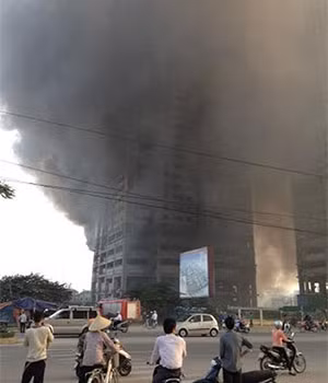 Tuy ngọn lửa đã được khống chế nhưng khói đen vẫn cuồn cuộn bao phủ chung cư cao tầng.