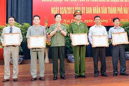 Thượng tướng Đặng Văn Hiếu, Ủy viên TW Đảng, Thứ trưởng Thường trực Bộ Công an tặng Bằng khen cho các tập thể và cá nhân có thành tích xuất sắc.