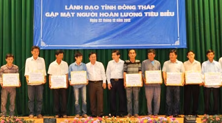 UBND tỉnh Đồng Tháp trao quà cho những người hoàn lương tiêu biểu năm 2012.
