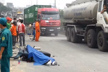 Hiện trường vụ TNGT làm kẹt xe nhiều km.