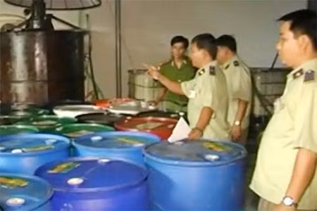 Lực lượng chức năng đang kiểm tra tại doanh nghiệp tư nhân Hữu Vinh.