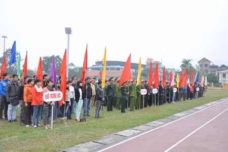 Các lực lượng trên địa bàn TP Uông Bí xuống đường ra quân, tuyên truyền thực hiện đợt cao điểm tấn công trấn áp tội phạm bảo vệ Tết Nguyên đán Quý Tỵ năm 2013.