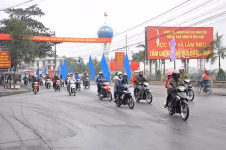 Các lực lượng trên địa bàn TP Uông Bí xuống đường ra quân, tuyên truyền thực hiện đợt cao điểm tấn công trấn áp tội phạm bảo vệ Tết Nguyên đán Quý Tỵ năm 2013.
