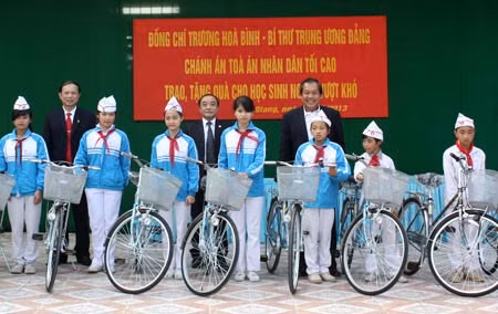 Chánh án TANDTC cùng lãnh đạo Tỉnh ủy Hà Giang trao tặng các phần quà và ân cần, thăm hỏi động viên các em học sinh nghèo vượt khó vươn lên học giỏi.