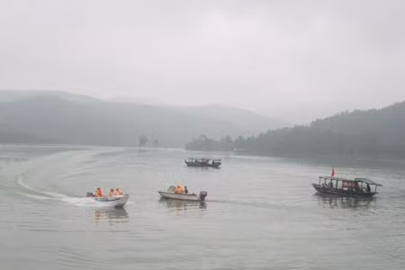 Cảnh sát giao thông đường thủy chuẩn bị tuần tra kiểm soát các phương tiện tham gia chở khách qua sông vãn cảnh chùa. Cảnh sát giao thông đường thủy thường xuyên kiểm tra, giám sát hoạt động của các thuyền, đò chở khách tại lễ hội chùa Hương Tích. Cảnh sát giao thông đường thủy tuần tra kiểm soát trên hồ nhà Đường - chùa Hương Tích. Hệ thống cáp treo hiện đại được đưa vào sử dụng trong lễ hội chùa Hương Tích năm nay.