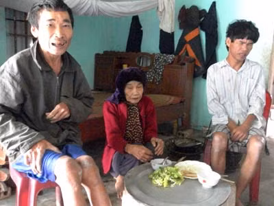 Bà Cự và hai người con tật nguyền. Bữa ăn đạm bạc của bà Cự cùng các con.
